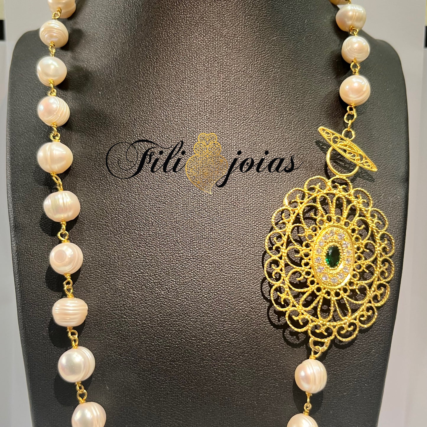 Colar de Pérolas com a Medalha Barroca