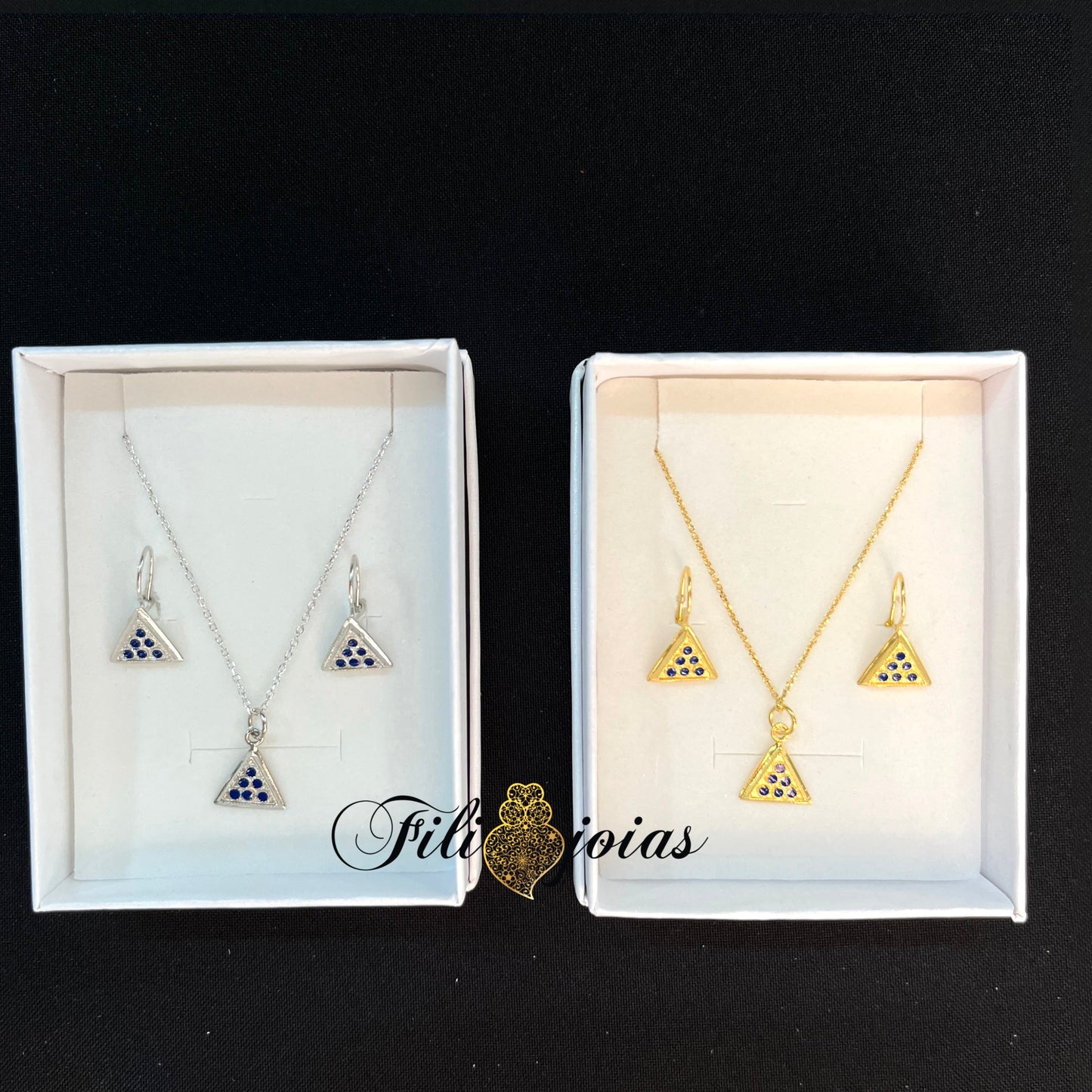 Brinco Triângulo de Esmalte Azul (Tamanho M)