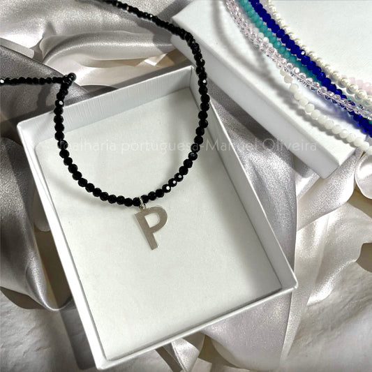 Colar de Pedras Pretas com Letra